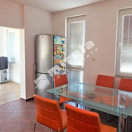 Nelsan Apartment Warna